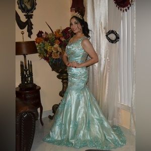 🌺🌸🌺 Tiffani designs dress 👗 for Prom .